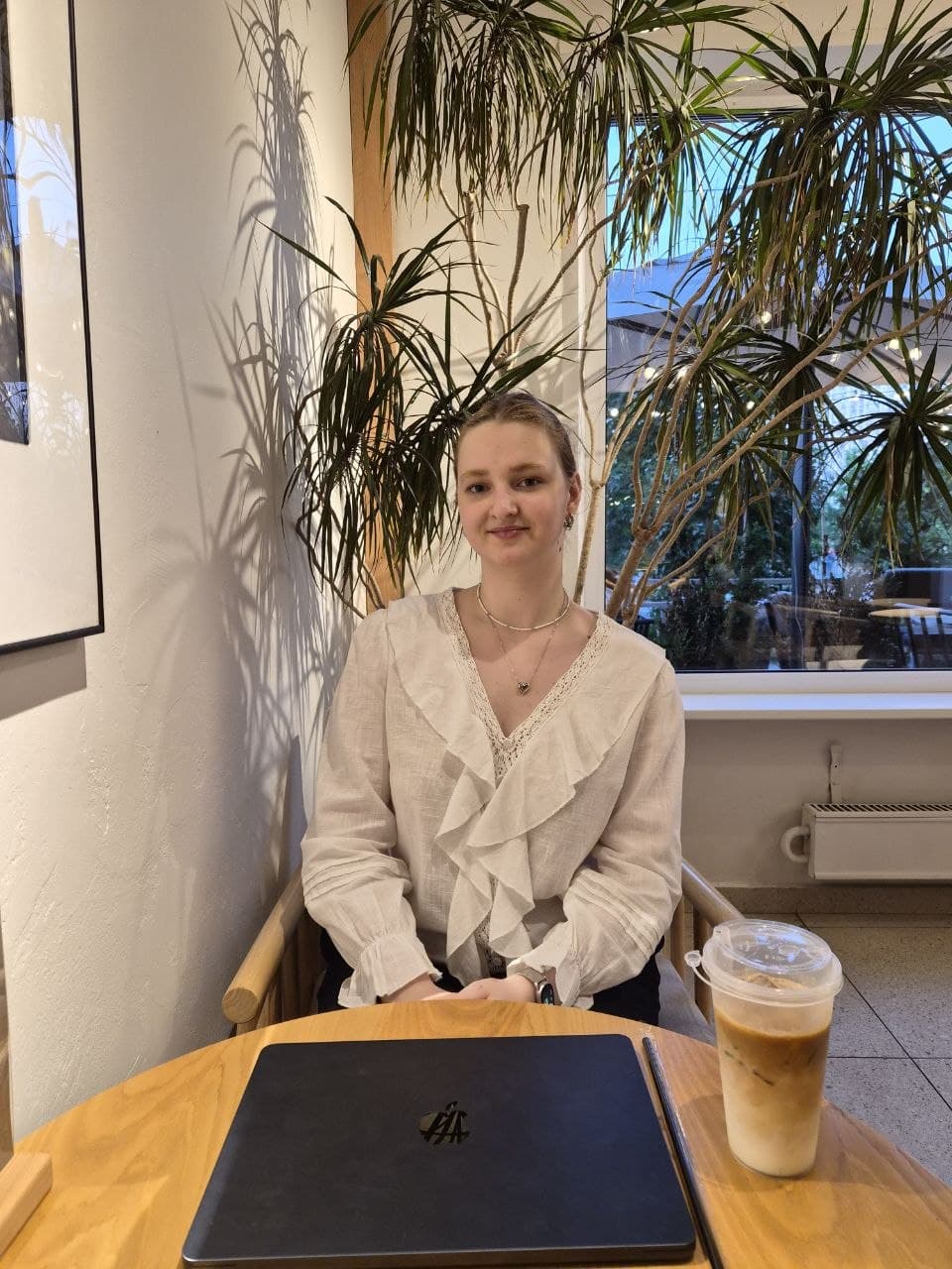 Елена Маркова за столиком в кафе